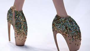 Britų dizainerio Alexander McQueen 2010 m. pavasario/vasaros kolekcija &ndash; viena paskutinių prie&scaron; dizainerio savižudybę. Paryžiaus mados savaitėje jis manekenes apavė keliasde&scaron;imt centimetrų siekiančiais auk&scaron;takulniais. 