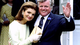 Jackie O su žuvusio prezidento broliu Edward Kennedy, praėjus beveik trims metams po savo vyro nužudymo.