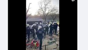 Ant policininko nugaros matyti užrašas dviem kalbomis, bet ne rumuniškai