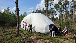 Šveicarų dujinio baliono pilotų Walterio Gschwendtnerio ir Balthasaro Wicki nusileidimas Dzūkijos miškuose 