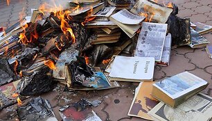 Socialinių tinklų vartotojai susipainiojo, bandydami paneigti vienas kito įrašus apie deginamas knygas