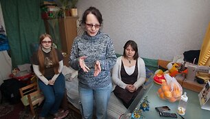Rasa Kovaliūnienė su dukromis Dovile (de&scaron;inėje) ir Laura