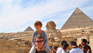 Marius Lukošiūnas su sūnumi prie piramidžių