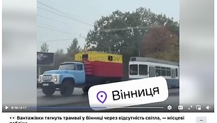 Rusijos apšaudymo padariniai Vinycioje: dėl elektros tiekimo sutrikimo tramvajų tempė sunkvežimis