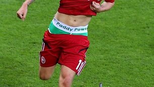 Nicklas Bendtneris demonstruoja rėmėjų reklamą