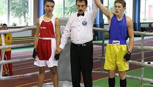 Augustas Beliūnas (de&scaron;inėje)