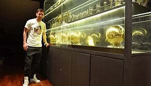 Lionelis Messi su trofėjais 