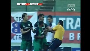 Futbolininkas smogė teisėjui į veidą