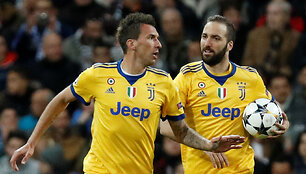 Mario Mandžukičius ir Gonzalo Higuainas