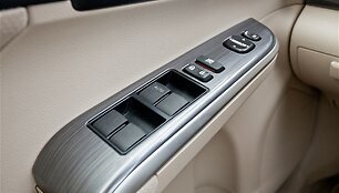 2012-Toyota-Camry-Hybrid-XLE-window--adjustment-controls