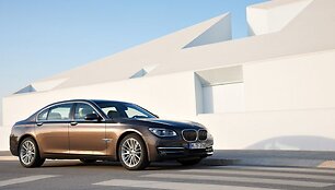 Atnaujintas 7 serijos BMW