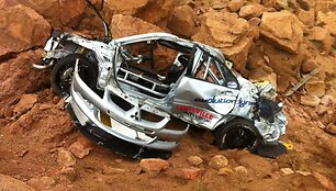 Per Pikes Peak kalnų lenktynęs sudužęs Mitsubishi Lancer