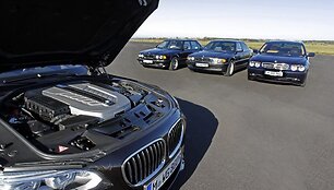 Įvairių kartų 7 serijos BMW sedanai su V12 varikliu