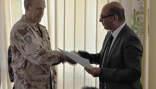 Dr. Abdullah Heiwadas apdovanoja PAG-15 vadą pulkininką Artūrą Radvilą.