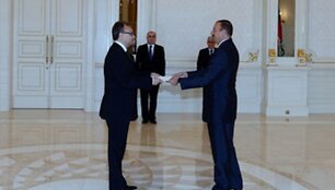 A. Žurauskas įteikia skiriamuosius ra&scaron;tus prezidentui