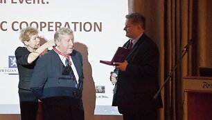 Lietuvos diplomatijos žvaigždės įteikimas J.E.Holstui
