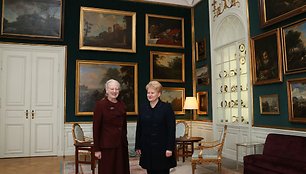 Lietuvos Respublikos Prezidentė Dalia Grybauskaitė Jos Didenybės Danijos Karalienės Margrethe II kvietimu dalyvavo pirmojo mūsų šalies vadovės vizito proga surengtuose oficialiuose pietuose.