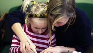   Baltarusiai studentai bendrauja su globos namų vaikais