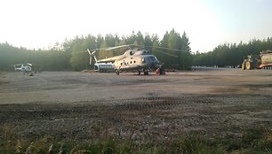 Karinių oro pajėgų sraigtasparnis gesina gaisrus &Scaron;vedijoje