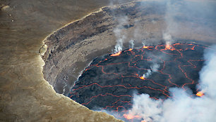 Ežeras Nyiragongo vulkano krateryje