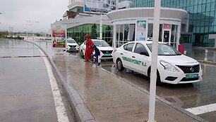 Tamsios spalvos automobilių taip ir nepamatėme