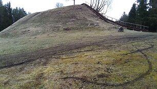Motociklais i&scaron;važinėtas Kudinų piliakalnis ir jo apylinkės
