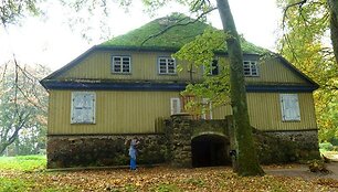 Geriausiai i&scaron;laikytas - &Scaron;ateikių dvaro sodybos ponų namas