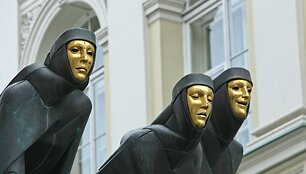 Lietuvos nacionalinį dramos teatrą vainikuojančios skulptoriaus Stanislovo Kuzmos sukurtos &bdquo;Trys mūzos&ldquo;