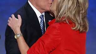 Mittas Romney bučiuoja žmoną Ann