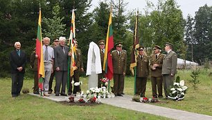 Meškasalio partizanams atminti pastatytas paminklinis kryžius