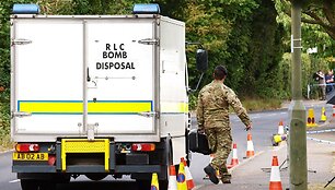 Britų kareivis prie Alpėse i&scaron;žudytos &scaron;eimos namų