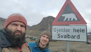 Longjyrbienas. Ženklas Galioja visame Svalbarde. Toliau eiti tik su ginklu