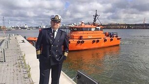Kapitonas Romas Karmazinas mano, kad keisti laivų tipus vien dėl to, kad pasakytum, jog esi juose dirbęs, nėra prasmės. Jam jau norisi įdomesnės veiklos, pažiūrėti, kaip jūra atrodo i&scaron; kranto