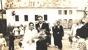 Didysis Kloizas praėjus 12 m. nuo uždarymo. Smilgos gatvėje gyventojus žydus pakeitė lietuviai: Jadvygos ir Česlovo Jaugelavičių vestuvės. 1953 m. Editos Bodendorfės albumas.