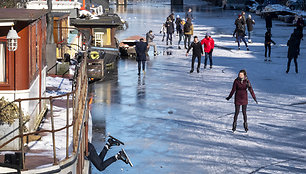 Užšalę Amsterdamo kanalai