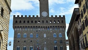 Sinjorijos aik&scaron;tėje (Piazza della Signoria) stovintys Senieji rūmai ir &scaron;ių rūmų Žemėlapių salė, kurioje galima rasti ir Lietuvos žemėlapį