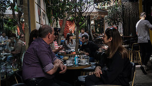Graikijoje duris atvėrė kavinės ir restoranai su lauko terasomis