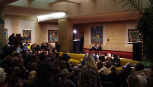Spektakliu susidomėję žiūrovai susitikimo metu užpildė beveik visą teatro foje