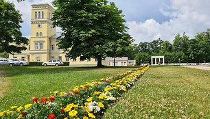 Muziejaus darbuotojai į dvaro parką, prie i&scaron;likusių pastatų sugrąžina gėlynus