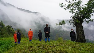 Butano karalius Jigme Khesaras Namgyelas Wangchuckas žygiuoja po šalį