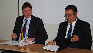 Arūnas Karlonas ir Michel Hivert pasirašo bendradarbiavimo susitarimą.
