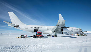 Pirmą kartą Antarktidoje nusileido keleivinis lėktuvas – „Airbus 340“