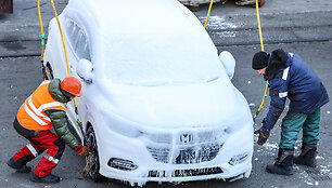 Automobiliai Rusijos uostą pasiekė suledėję