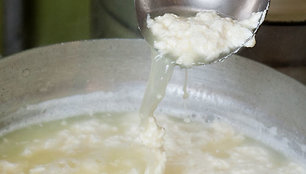 Apie 90 % naudojamo pieno virsta išrūgomis sūrio gamybos procese