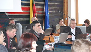 Centre – meras A.Margelis, jam iš kairės – vicemeras V.P.Mikelionis 