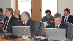 Ketvirtadienį svarstant ir tvirtinant Lazdijų rajono savivaldybės 2013-ųjų metų biudžetą išsiskyrė bendraminčių Sauliaus Petrausko (dešinėje) ir Romo Apanavičiaus (nuotraukoje centre) nuomonės. 