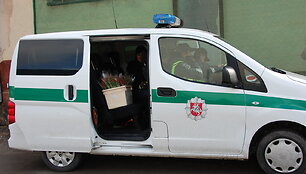 Policininkai moteris sveikino su Kovo 8-ąja