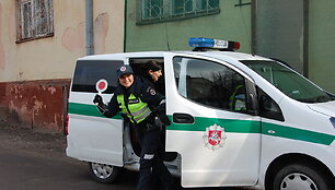 Policininkai moteris sveikino su Kovo 8-ąja