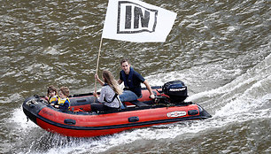 Jo Cox vyras Brendanas ir dvi poros dukros dalyvavo akcijoje Temzės upėje
