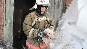 Rusijoje i&scaron; gaisro gelbėjami par&scaron;iukai
